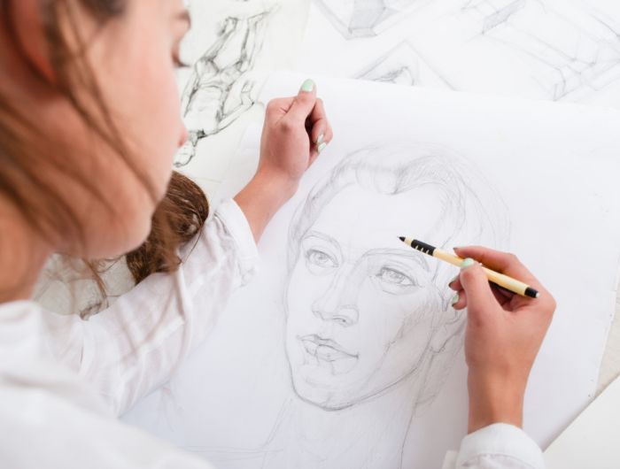 Mädchen zeichnet ©Golubovy / Shutterstock.com