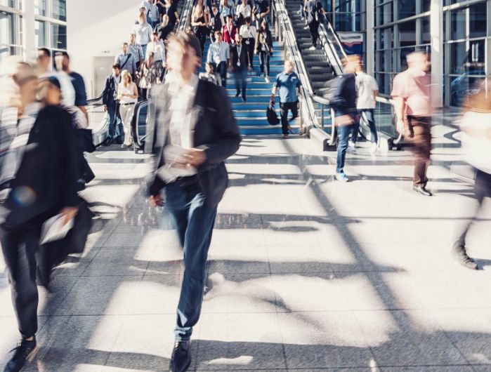 Menschen gehen, auf Rolltreppe, auf Stufen ©r.classen/ Shutterstock.com