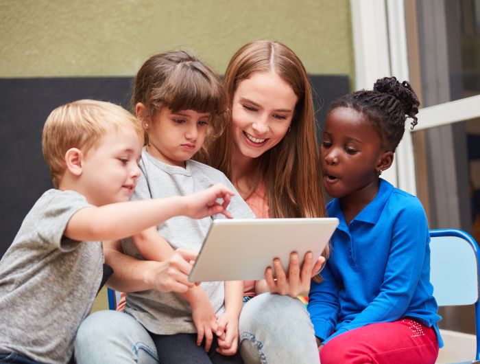 Lehrerin mit Kinder und Tablet ©Robert Kneschke - stock.adobe.com