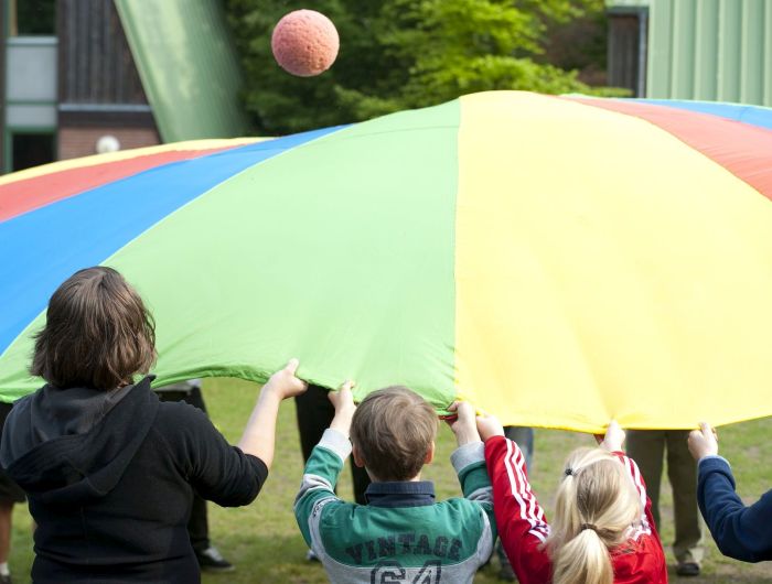 Kinder spielen mit Tuch und Ball ©UniGraz