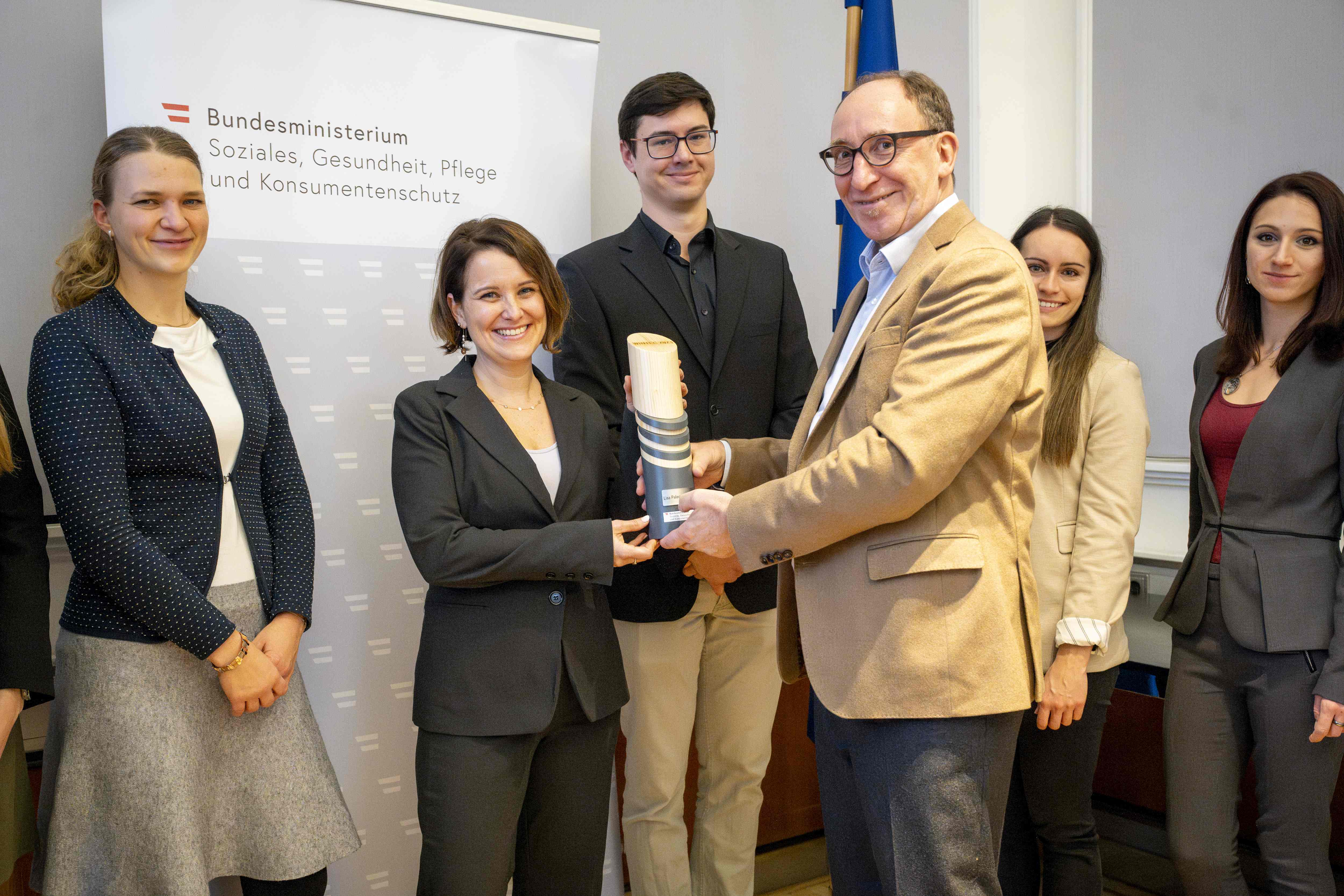 Minister Johannes Rauch presents Lisa Paleczek with the Wintec Integration Award for her "RegioDiff" project ©BMSGPK/Karo Pernegger