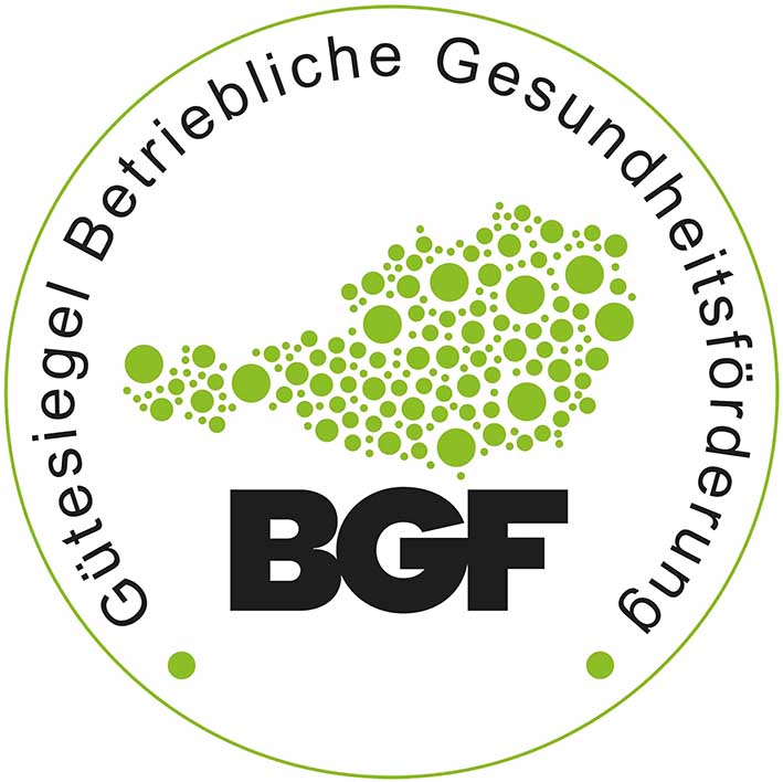 Display of the logo for workplace health promotion, in the form of a round seal ©FGÖ-Fonds Gesundes Österreich