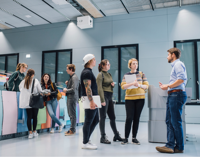 Teacher with students in the lecture hall symbolize synchronous communication ©Uni Graz/Kanizaj