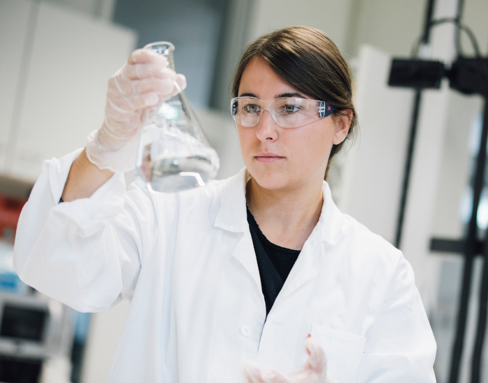 Students work with test tubes in the lab ©Uni Graz/Kanizaj