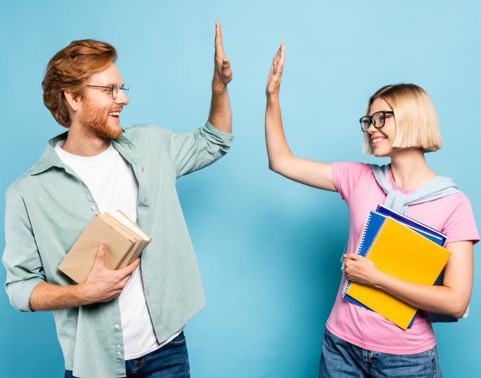 Eine junge Frau und ein junger Mann geben sich ein High Five und symbolisieren gute Lehre ©AdobeStockPhotos