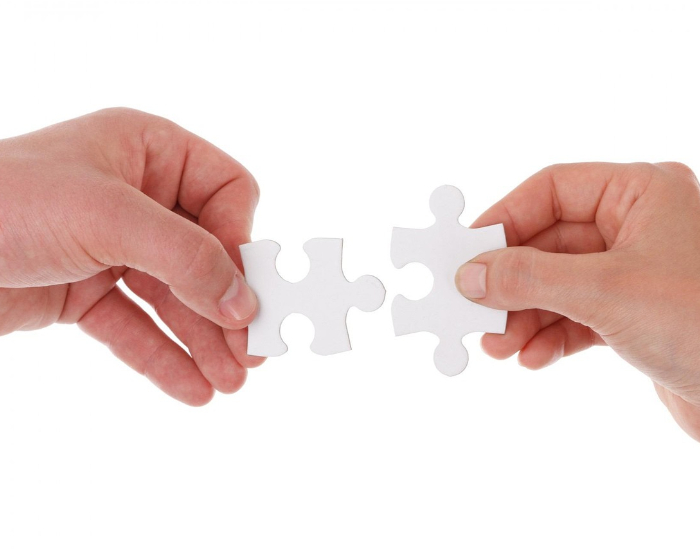 Zwei Hände die zwei Puzzleteile halten ©Pixabay Lizenz/PublicDomainPictures