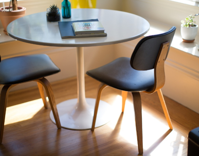 Runder Tisch mit zwei Stühlen ©Pixabay Lizenz/Pexels