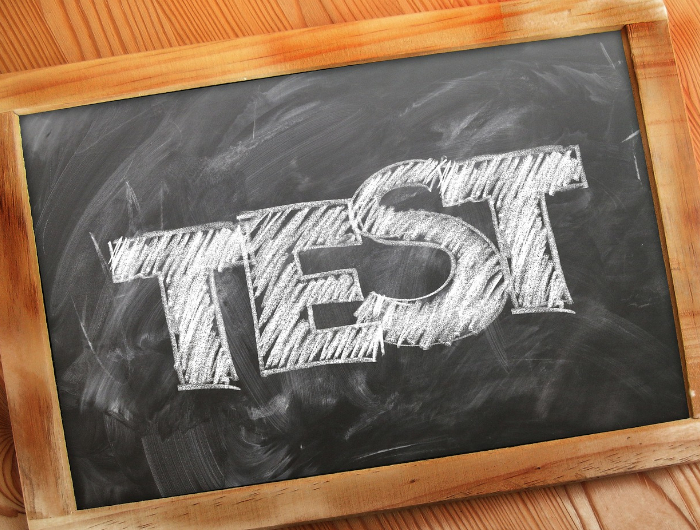 Schriftzug Test in Kreide auf kleiner schwarzer Tafel ©Pixabay Lizenz, geralt