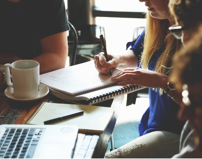 Vier Personen arbeiten mit Laptop und Notizen zusammen ©Pixabay Lizenz, StartupStockPhotos