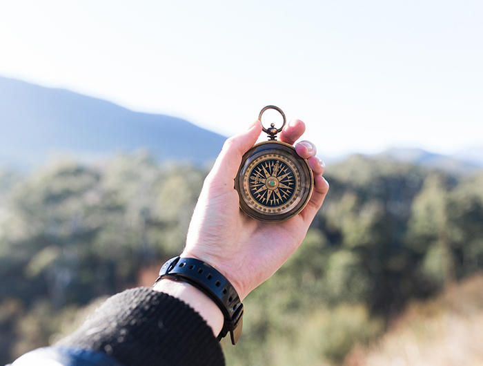 Hand hält Kompass ©pixabay
