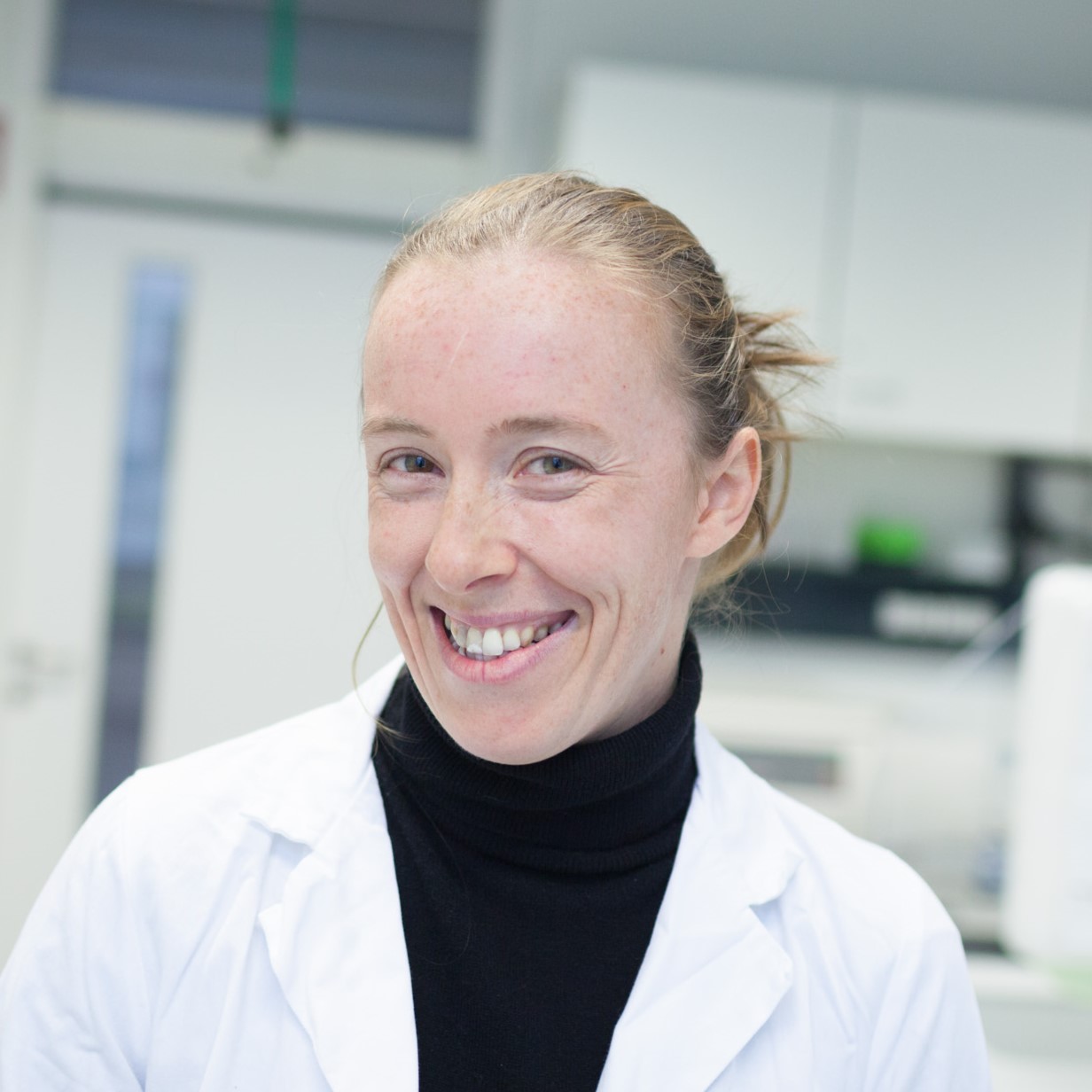 Profilbild von Heide Beranek-Knauer, im Hintergrund das Offene Labor der Uni Graz