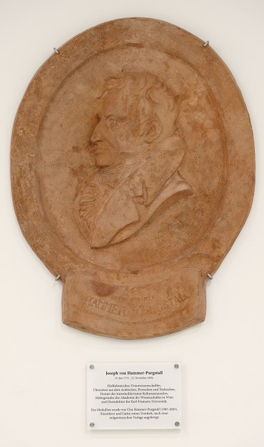 brauner, runder Taler mit Gesicht ©Bernhard Bauer