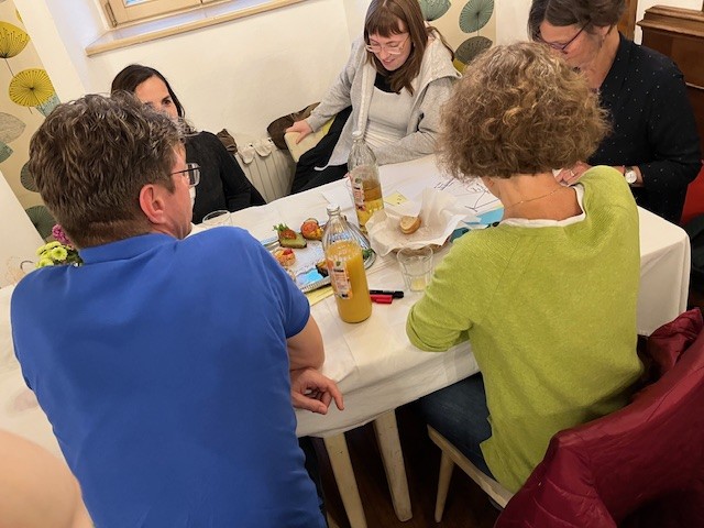 runde eckige Tische-Aktion in Graz ©Bernd Hillebrand