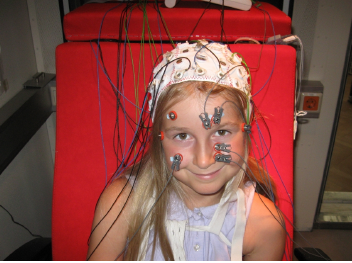 Child with EEG cap. ©Anne Schienle