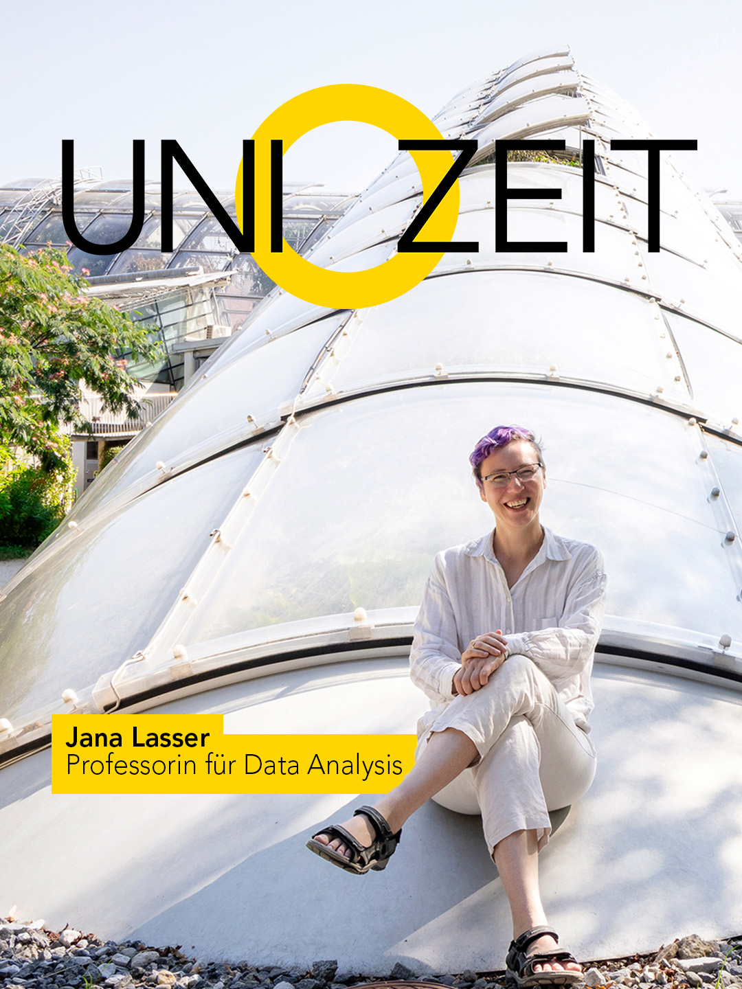 Eine Frau mit bunten Haaren sitzt auf einem metallischen Rundbau. Neben ihr steht eine Bauchbinde mit "Jana Lasser, Professorin für Data Analysis". Oben steht als Überschrift groß UNIZEIT. 