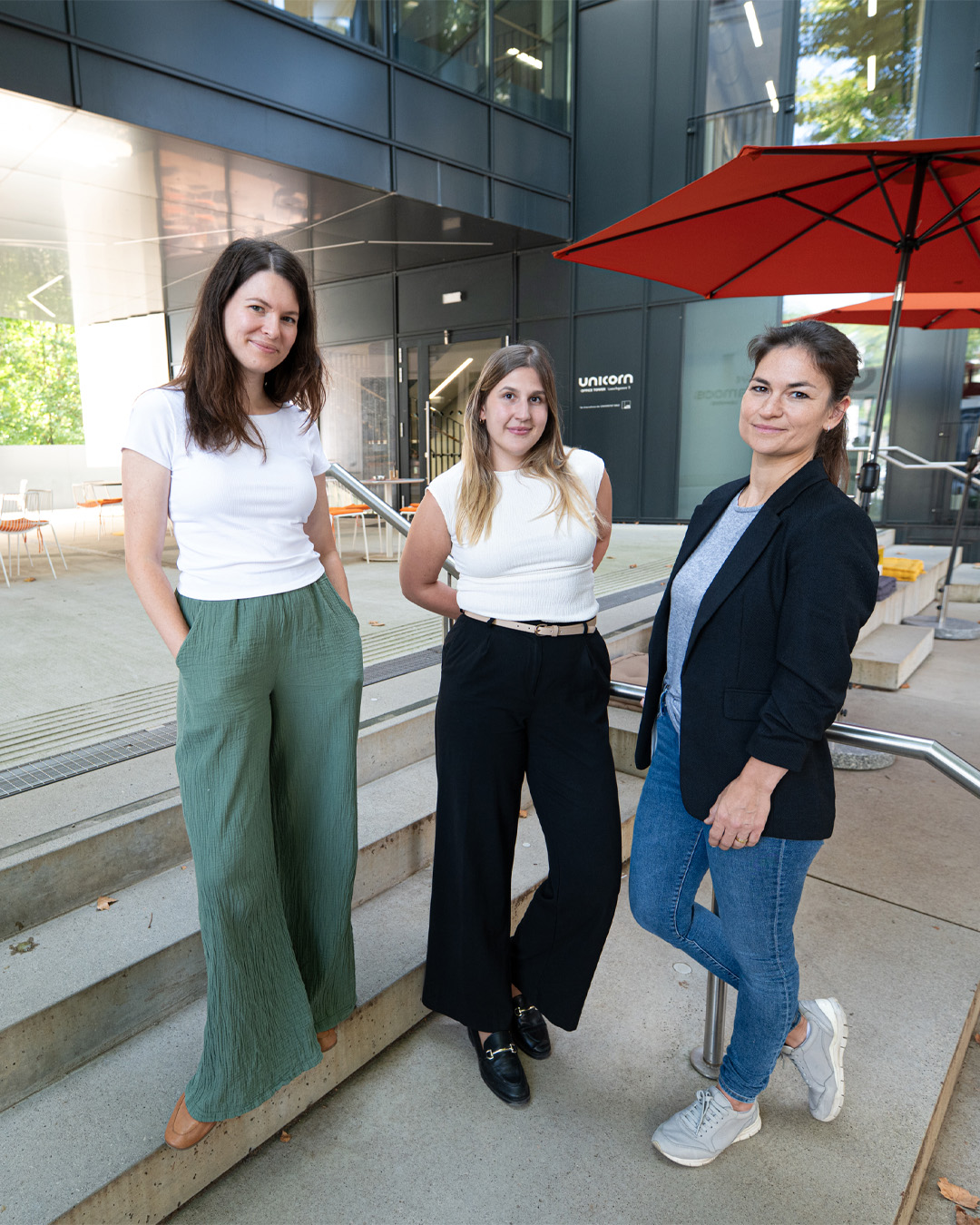 Drei Damen posieren auf einer Stiege ©Uni Graz/Tzivanopoulos