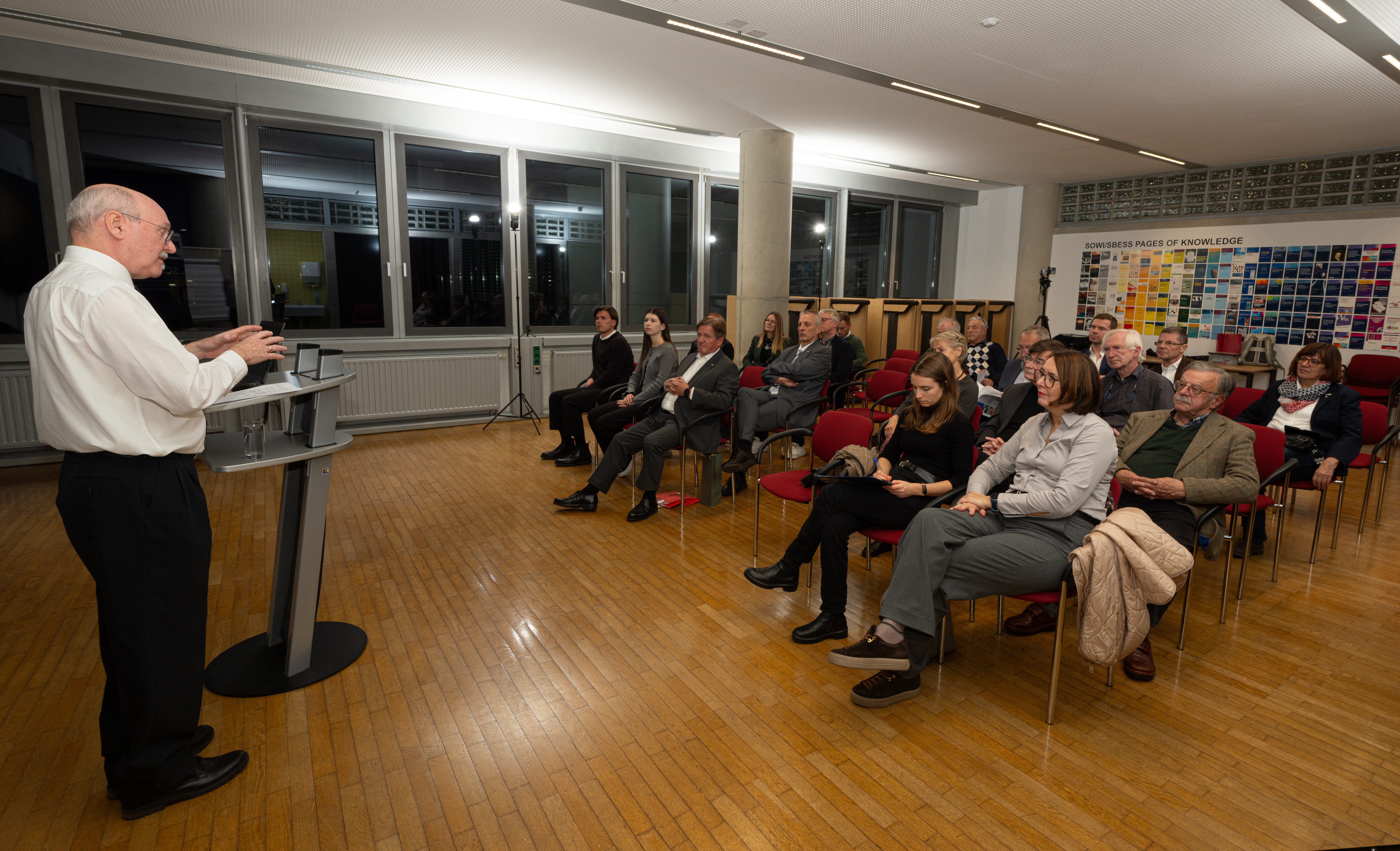 Dr. Thomas Url hält einen Vortrag und im Hintergrund sieht man das Publikum ©Mag. Paulus Mayr