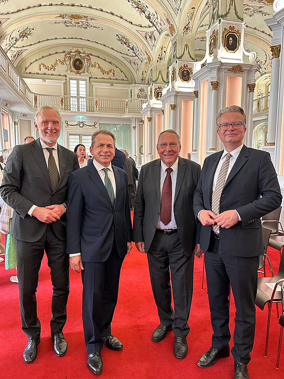 Gruppenfoto im Zuge der Verleihung des Berufstitel „Professor" an Günther Witamwas ©SOWI-AV