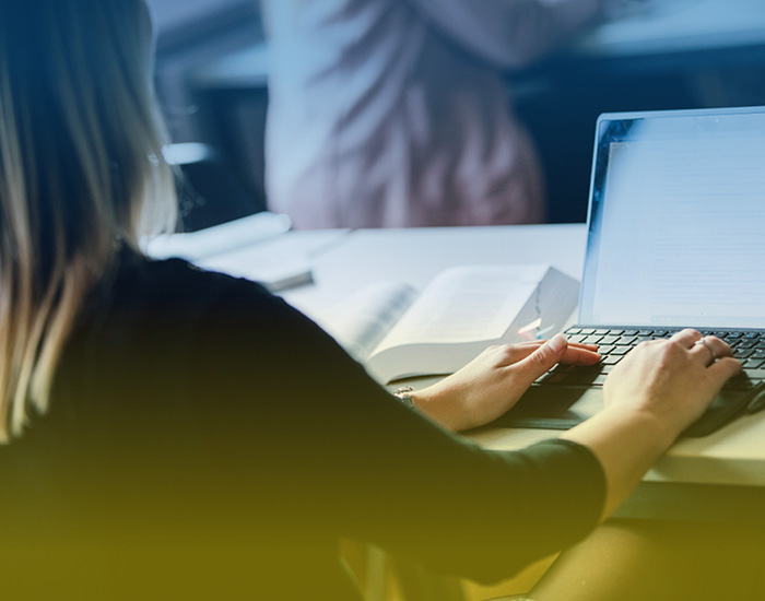 Eine junge Dame vor einem Laptop und einem Buch, Sujetbild für Ukraine Universtität Graz, Infos fürs Studium ©Uni Graz/Kanizaj