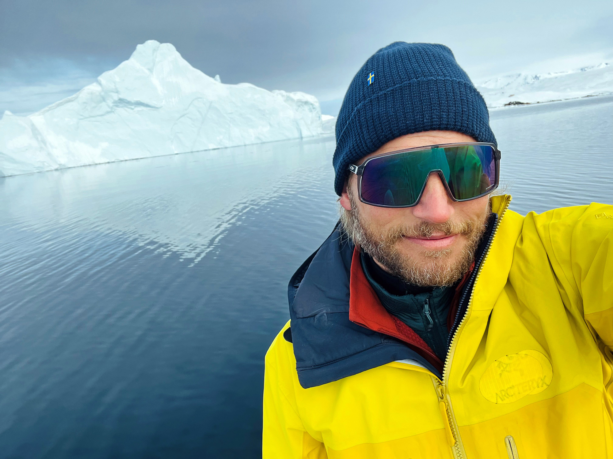 Selfie von Sebastian Ströbel in der Arktis mit Gletscherhintergrund