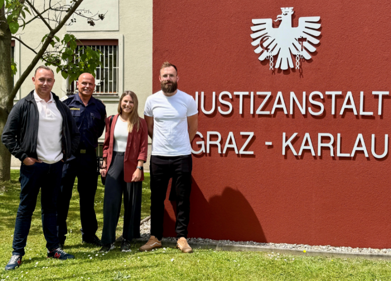 Brandenburger Polizisten mit Zentrumsleiterin Nina Kaiser vor der Justizsanstalt Graz-Karlau 