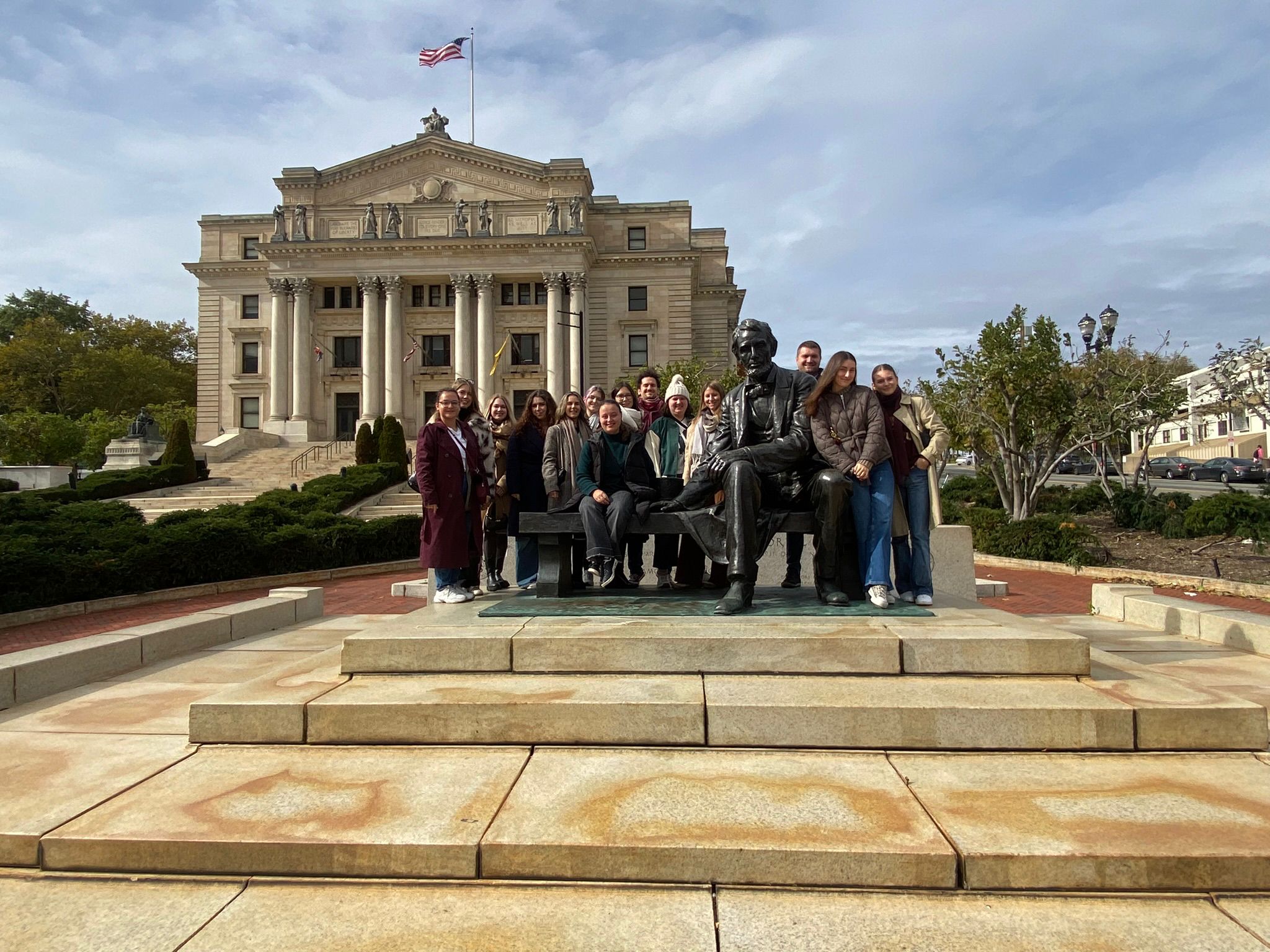 Gruppenfoto mit Abraham Lincoln Statue 
