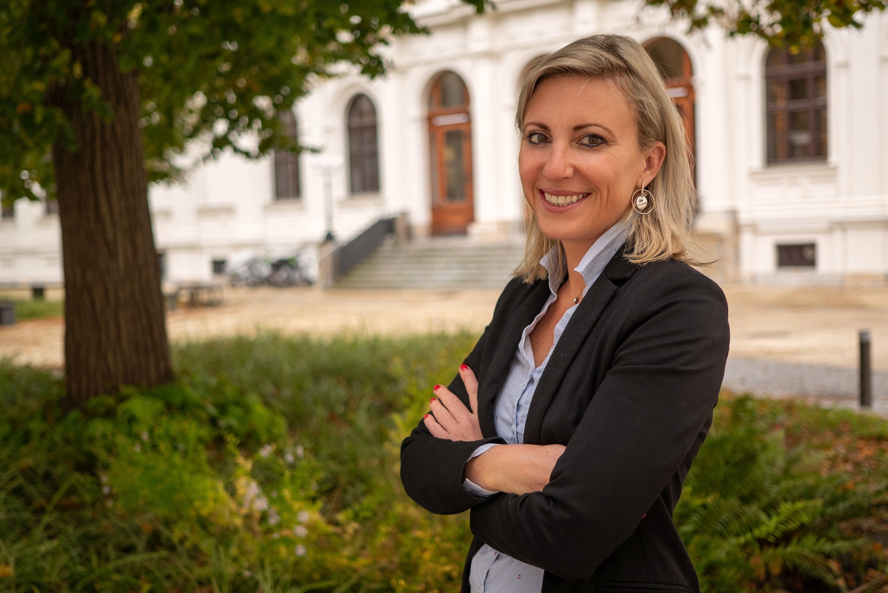 Nadine Müller, Office Management am Institut für Arbeitsrecht und Sozialrecht, im Innenhof der Universität