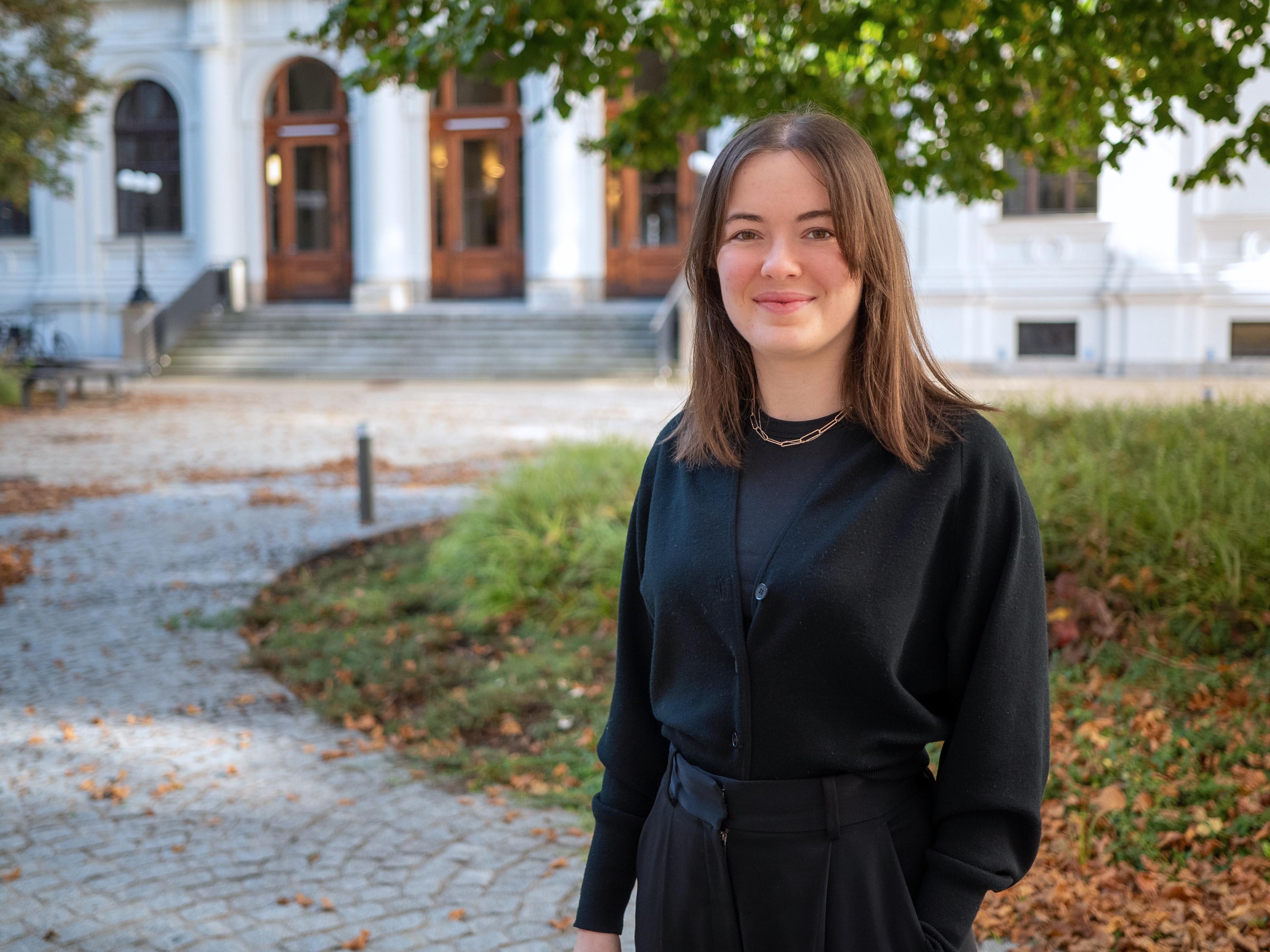 Hanna Pavicic, Studienassistentin am Institut für Arbeitsrecht und Sozialrecht im Innenhof der Universität