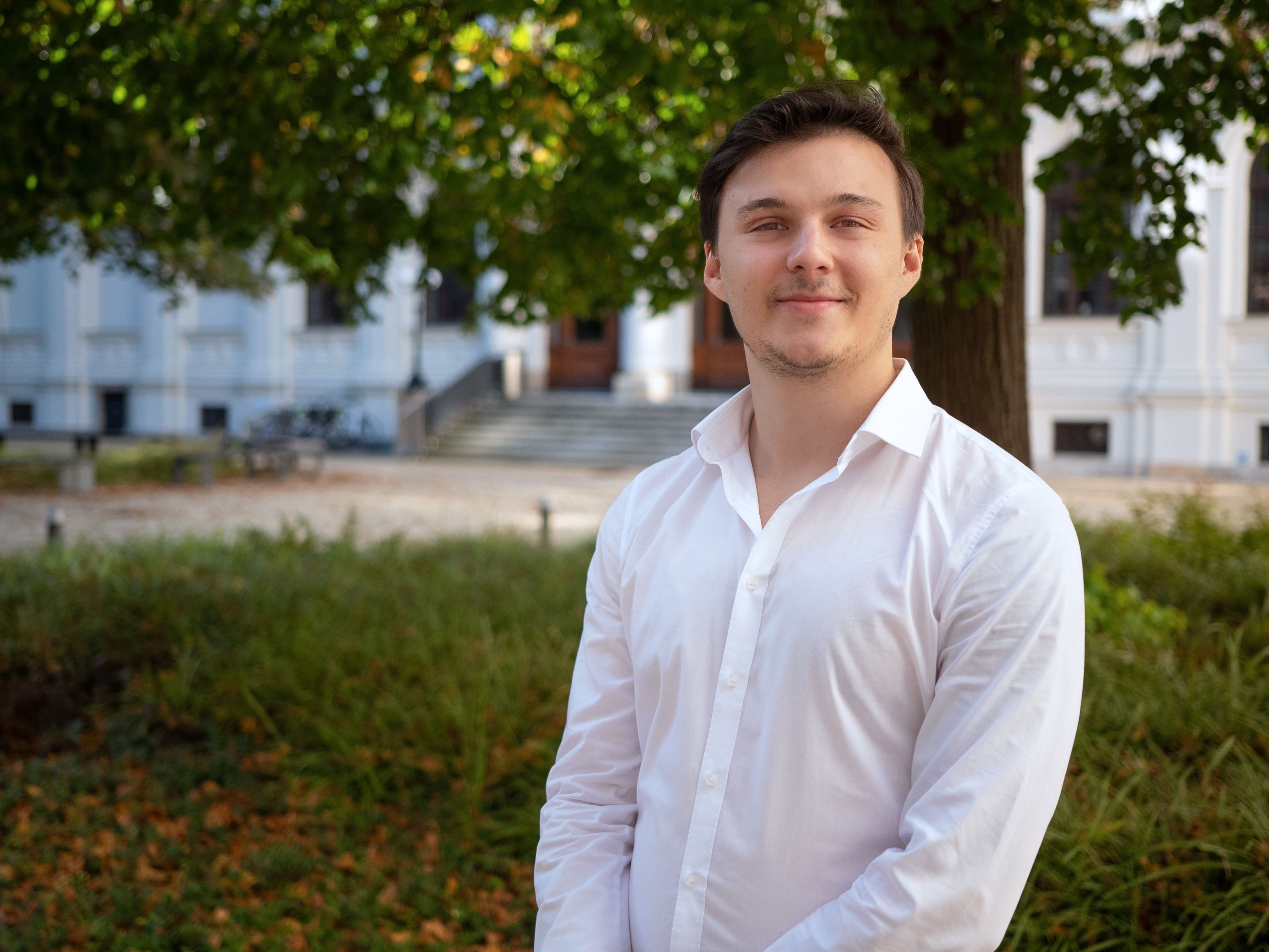 Jonas Scheiblhofer, Studienassistent am Institut für Arbeitsrecht und Sozialrecht, im Innenhof der Universität