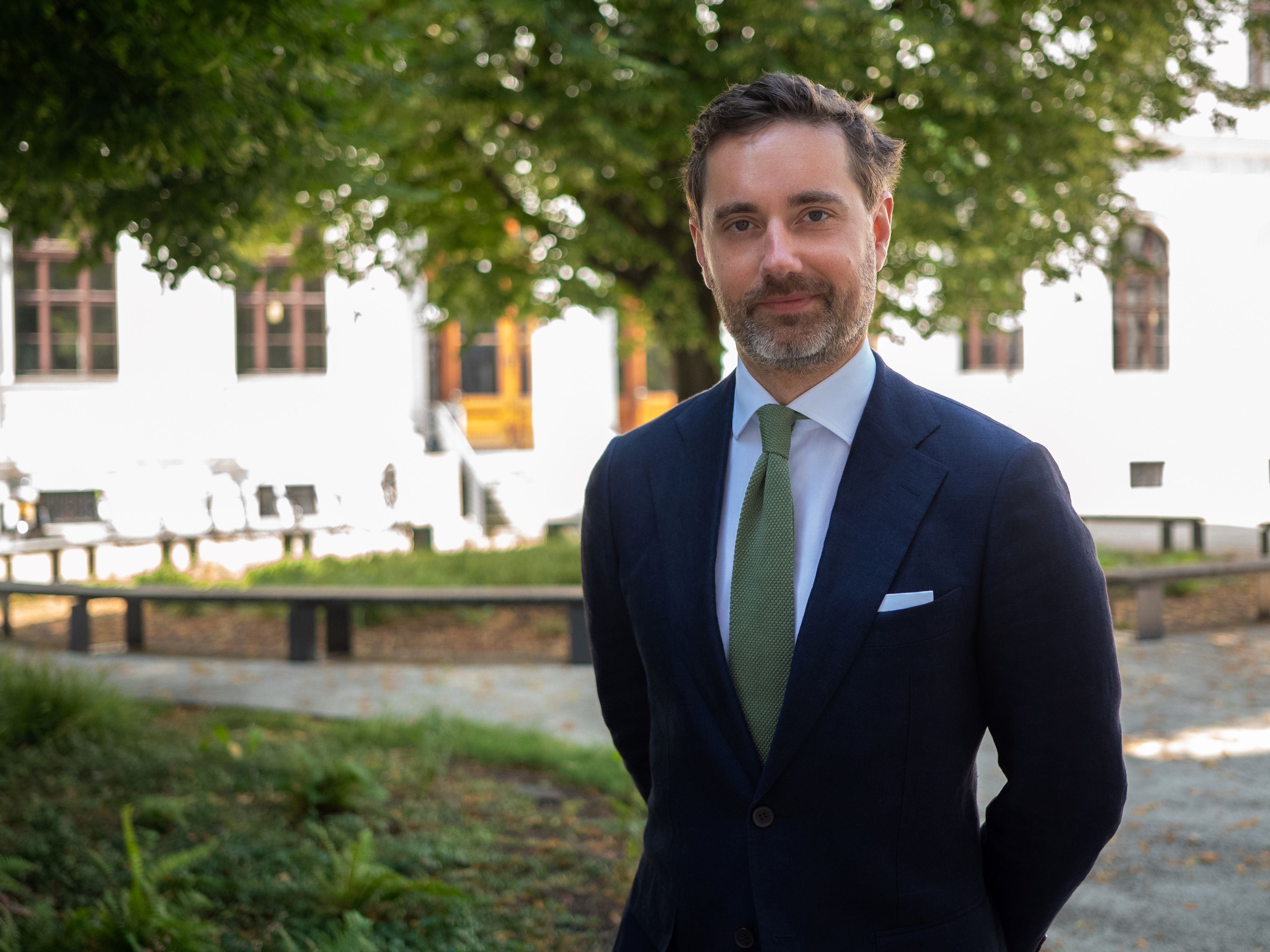 Lorin-Johannes Wagner, Institut für Europarecht, im Innenhof der Uni Graz