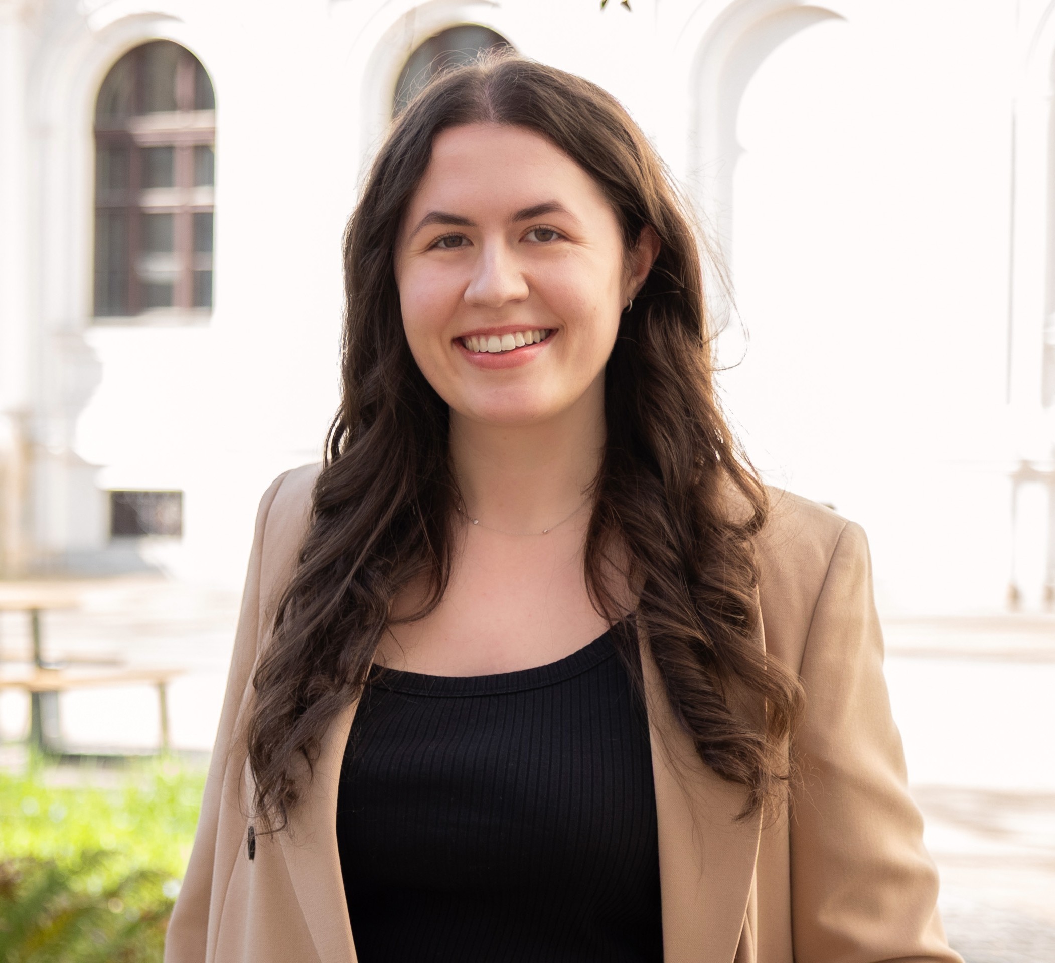 Portrait Laura Steiner im Innenhof der Universität