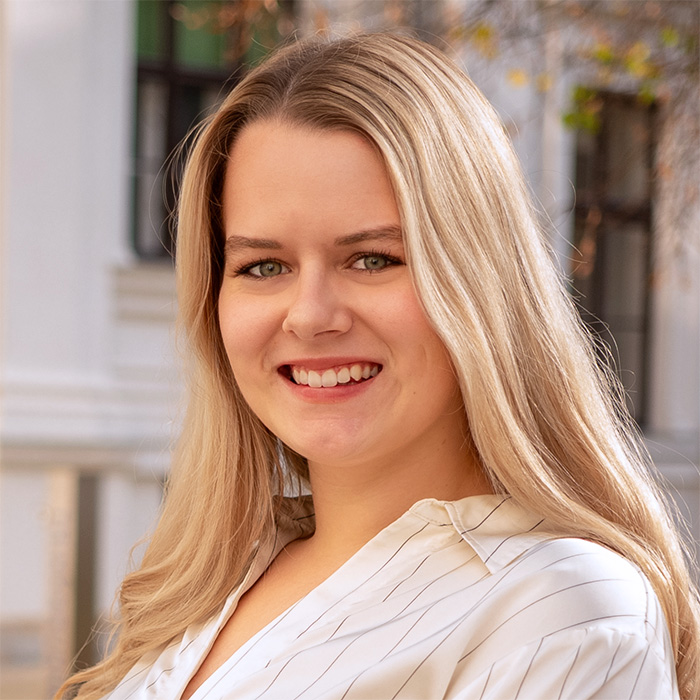 Portrait von Strasser in weißer Bluse