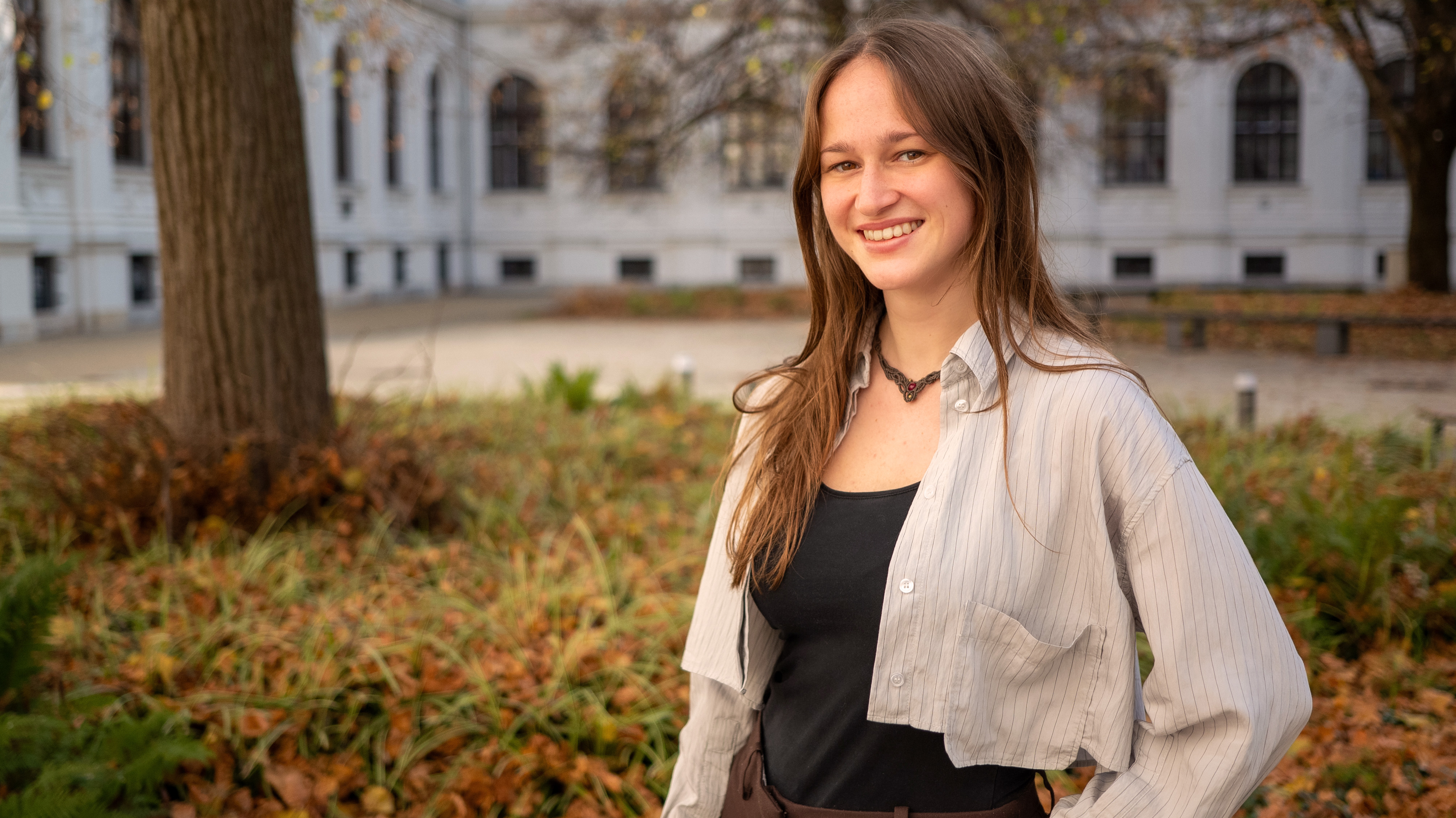 Jana Neumayer im Innenhof der Universität