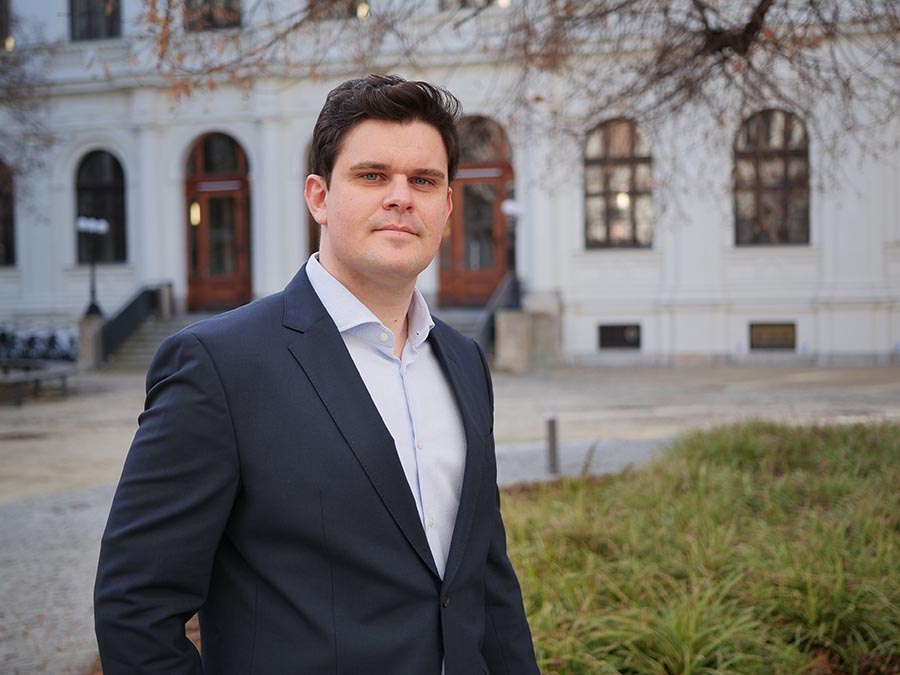 Matthias Zußner im Hof der Universität 