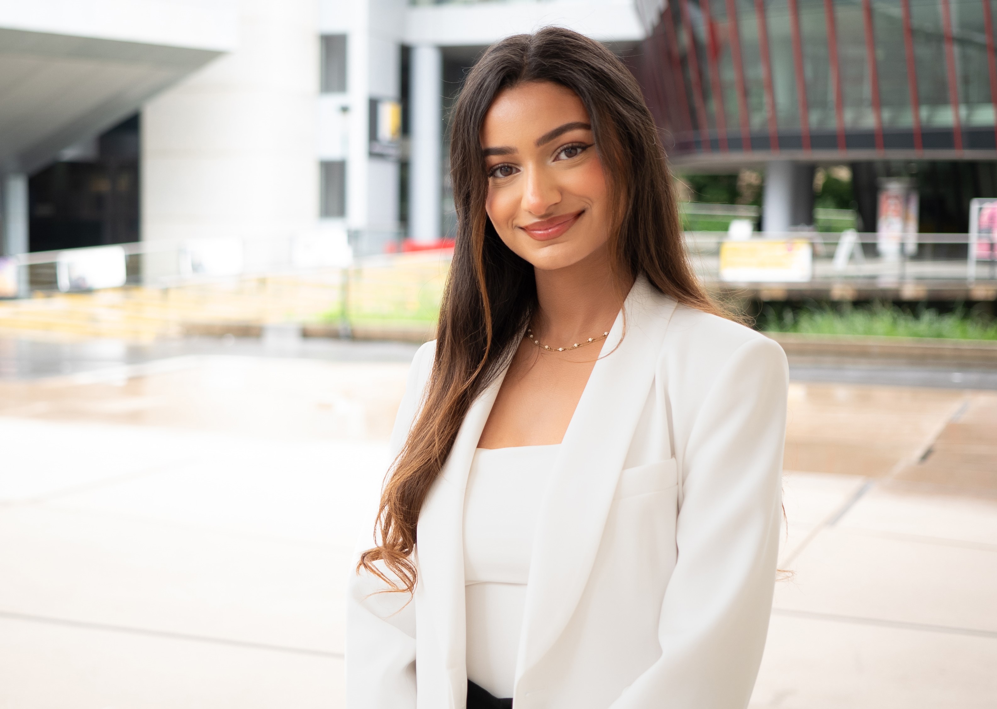 Selina Ibrahim im Innenhof des Hauptgebäudes der Universität Graz.