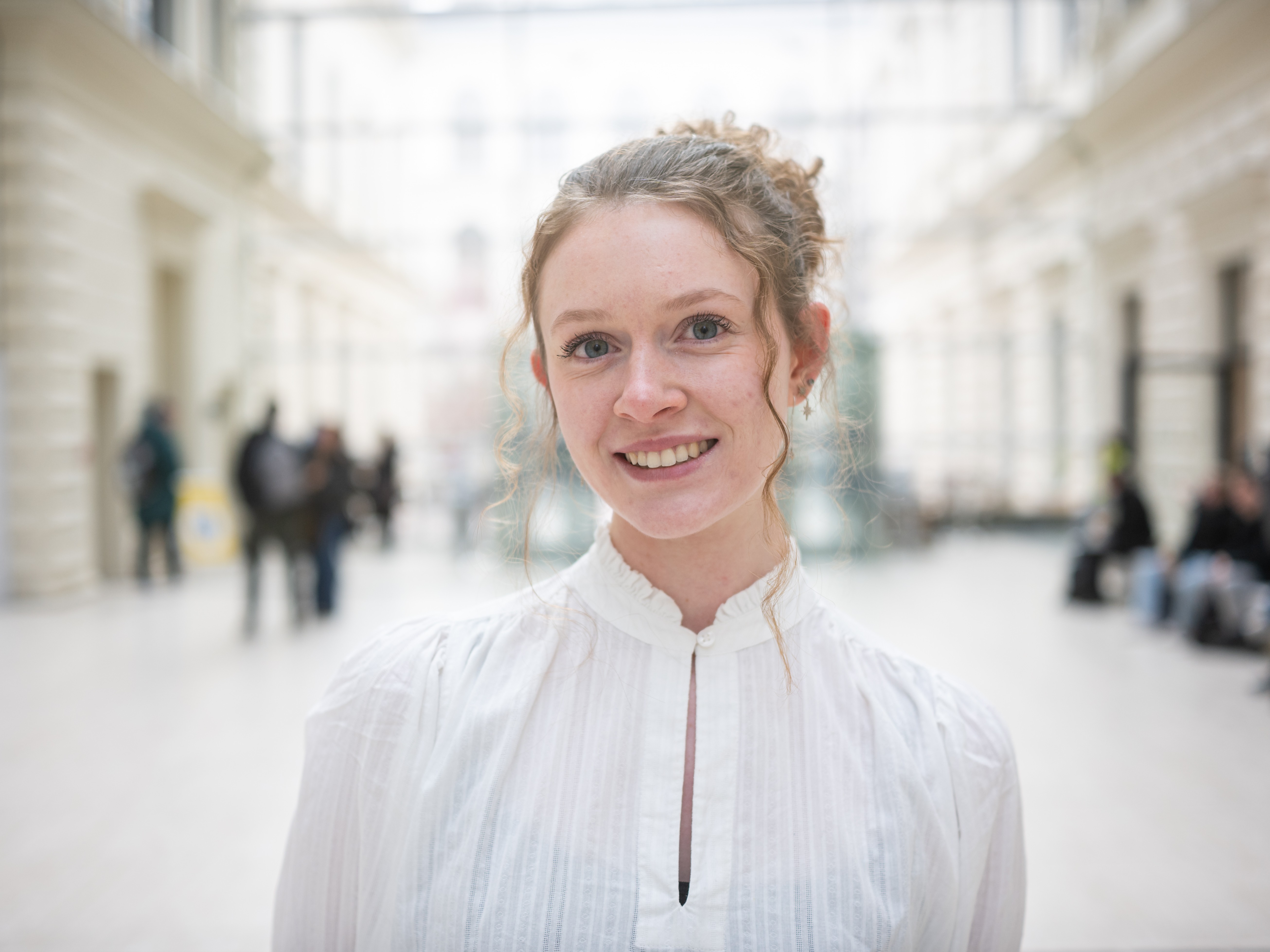 Sophia Pretterhofer im Innenhof der Universität Graz