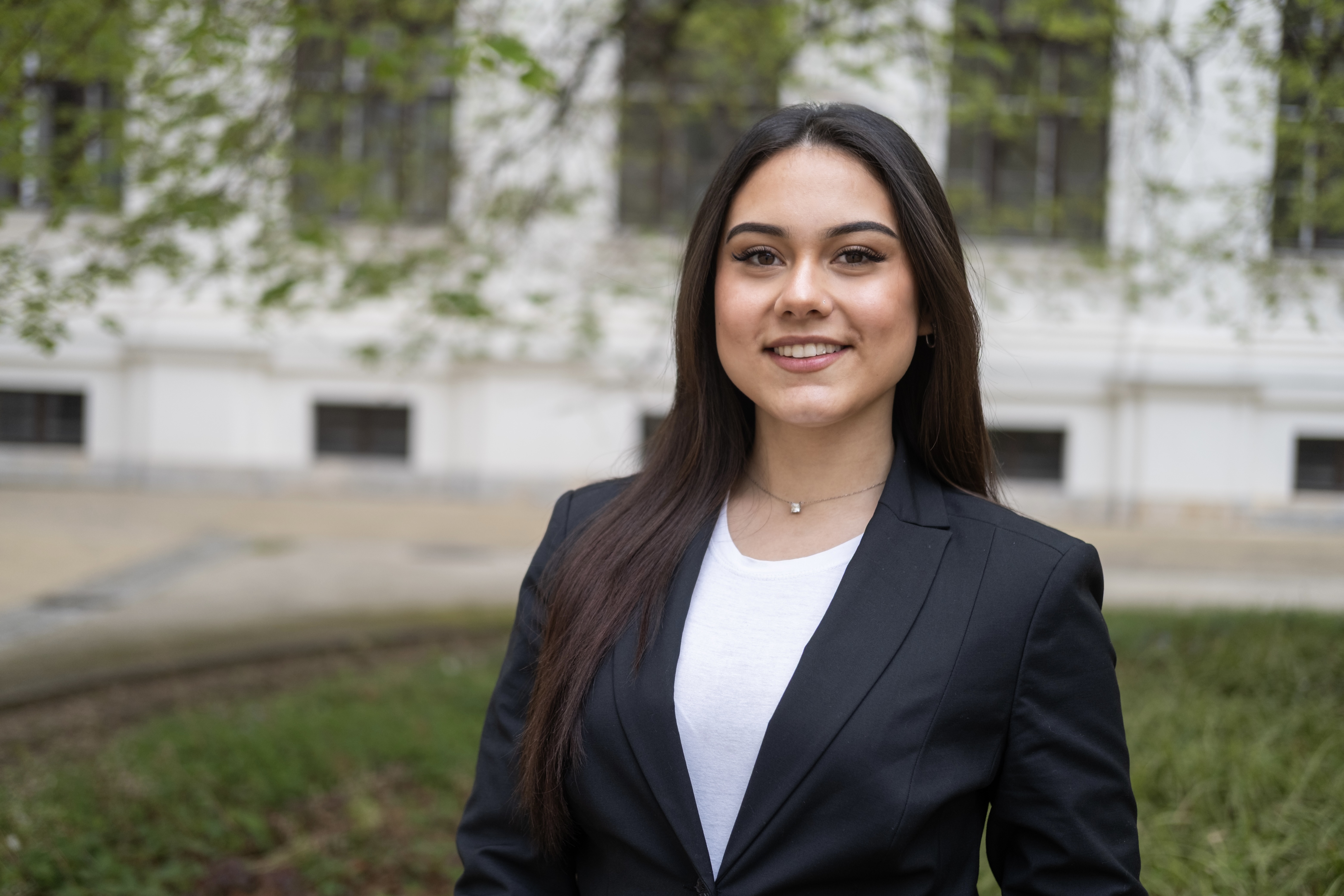 Meliha Sagdic im Innenhof der Universität Graz