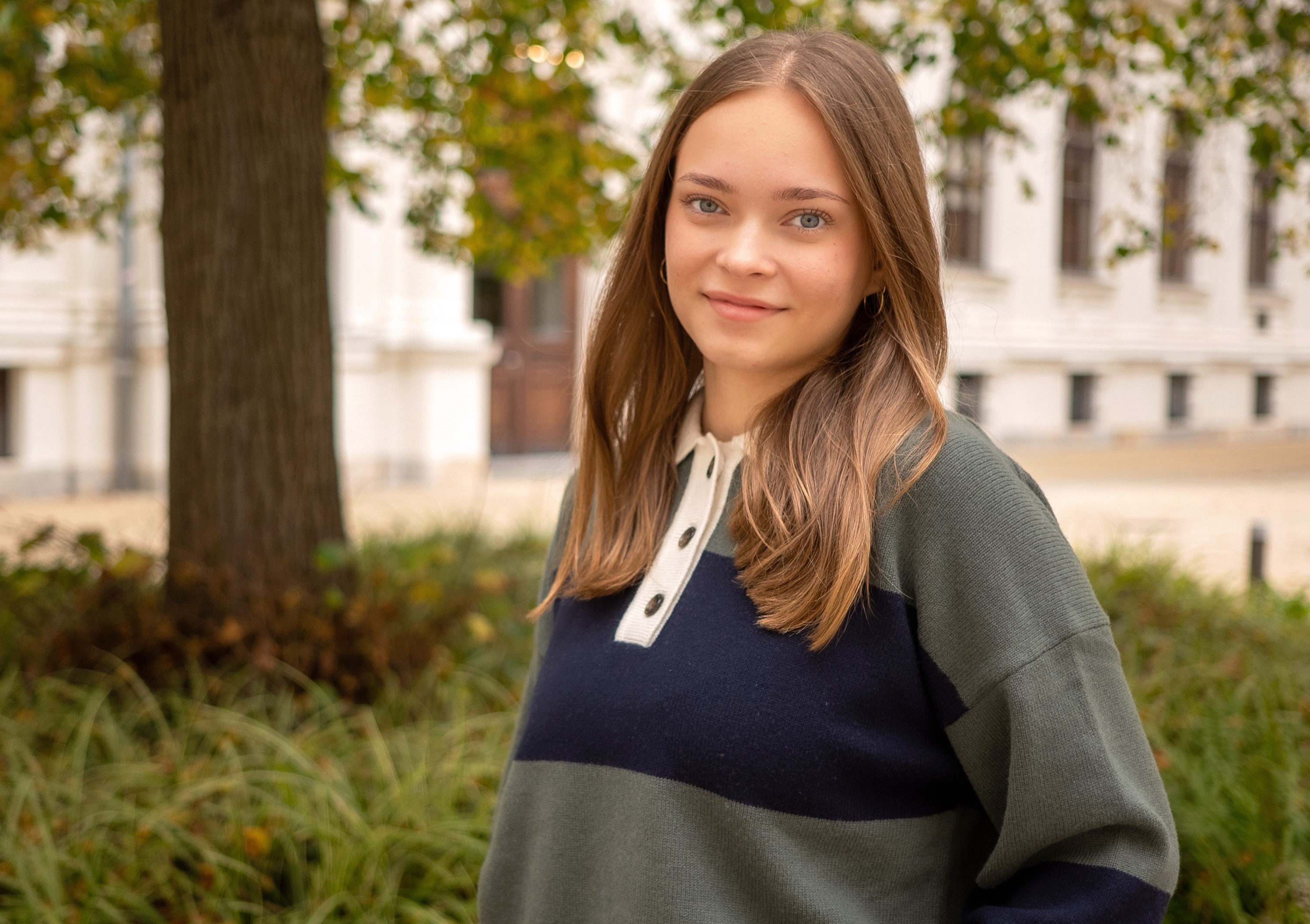 Johanna Bainschab im Innenhof des Hauptgebäudes der Universität Graz.
