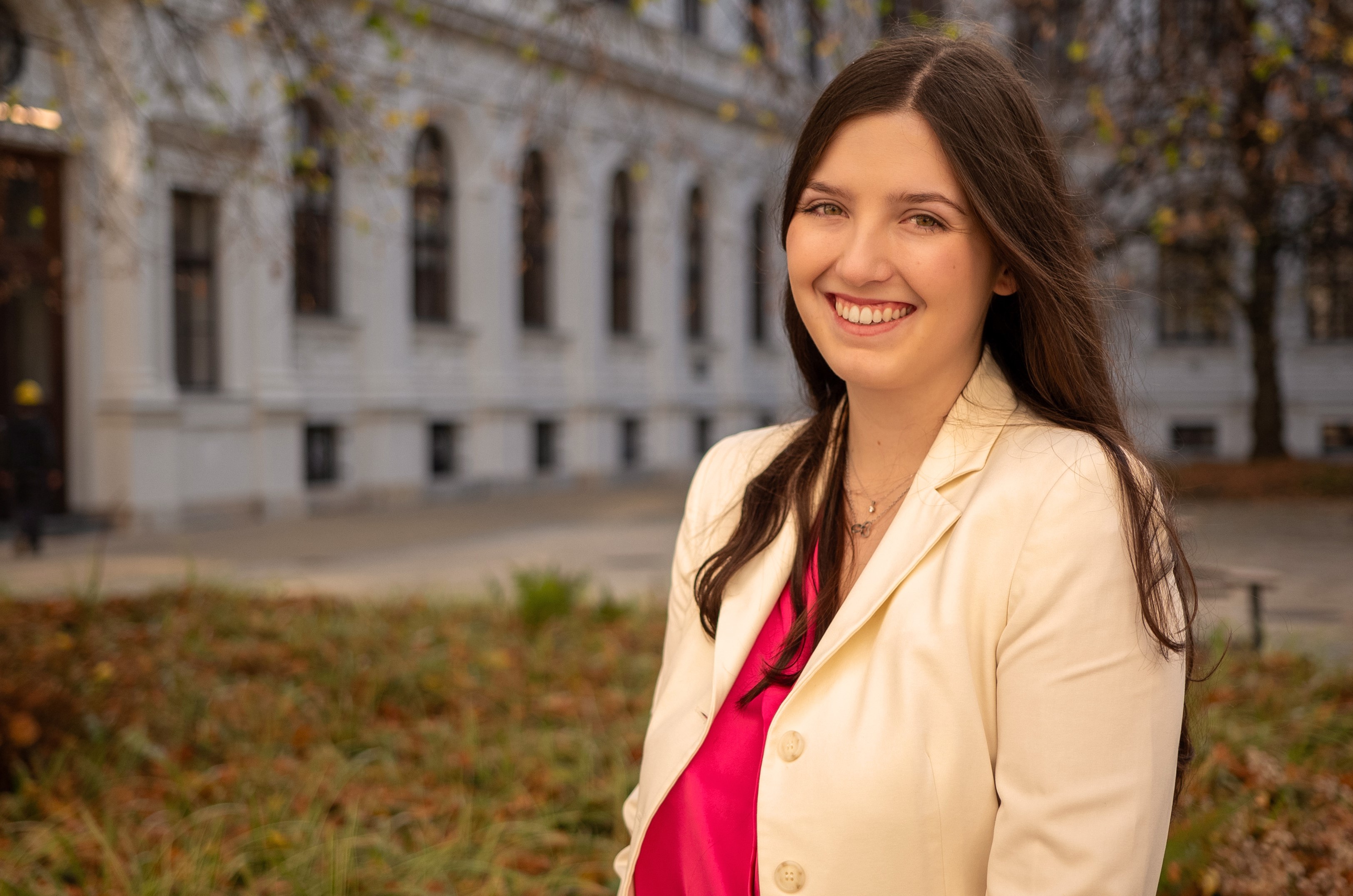 Marie-Christin Mossegger im Innenhof des Hauptgebäudes der Universität Graz.