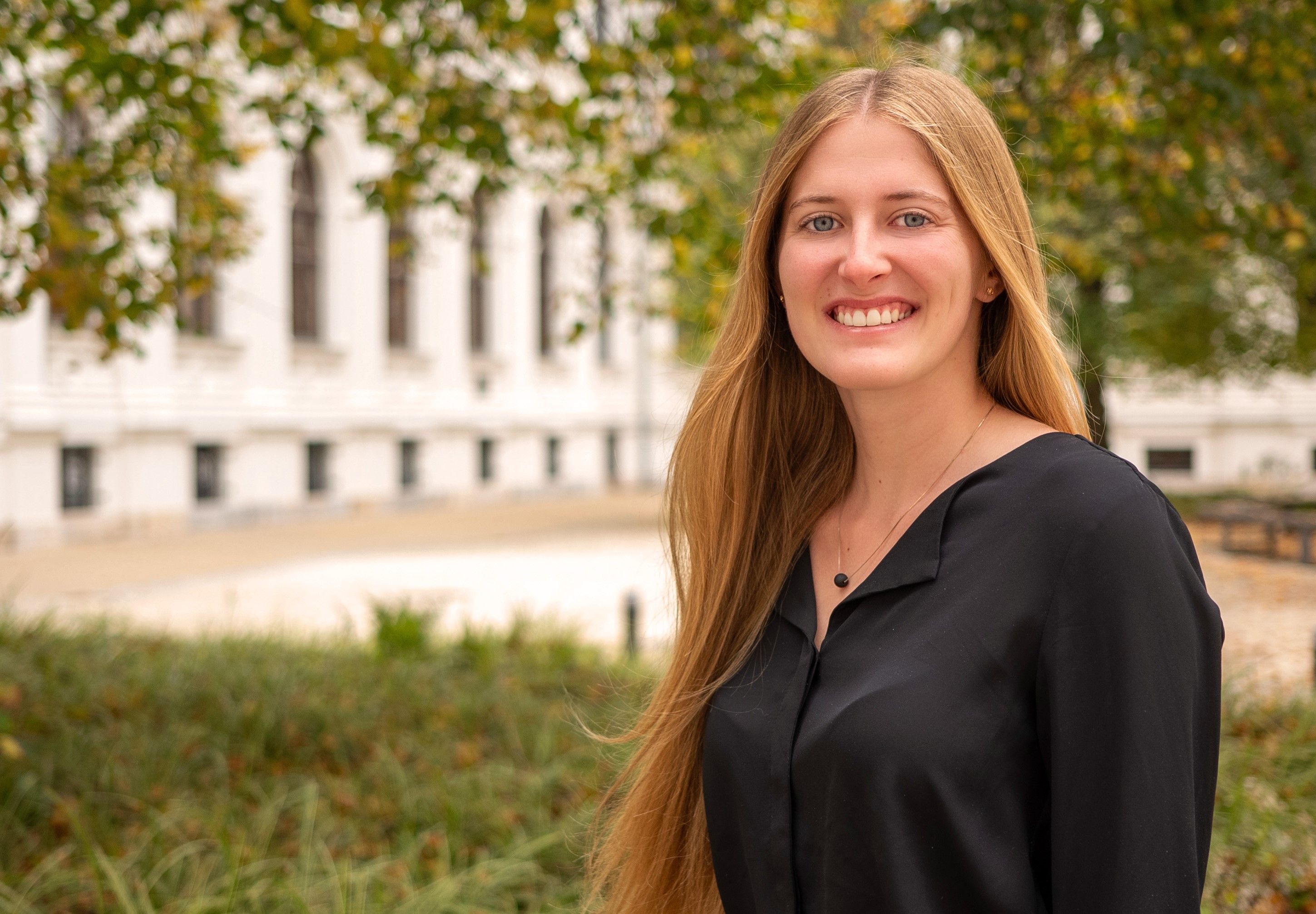 Marie Altenhofer im Innenhof des Hauptgebäudes der Universität Graz.