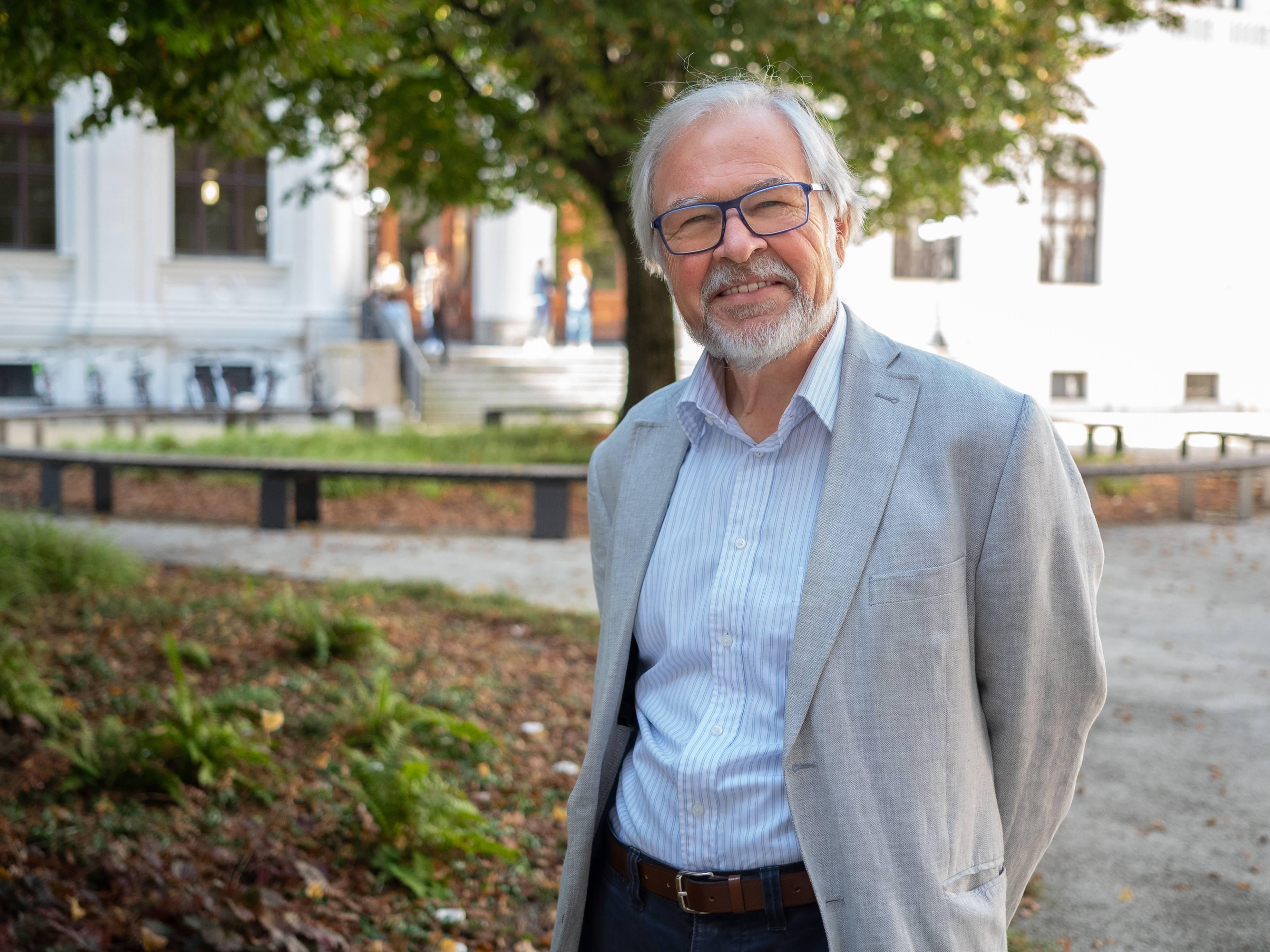 Wolfgang Benedek vom Uni-ETC im Innenhof der Universität Graz