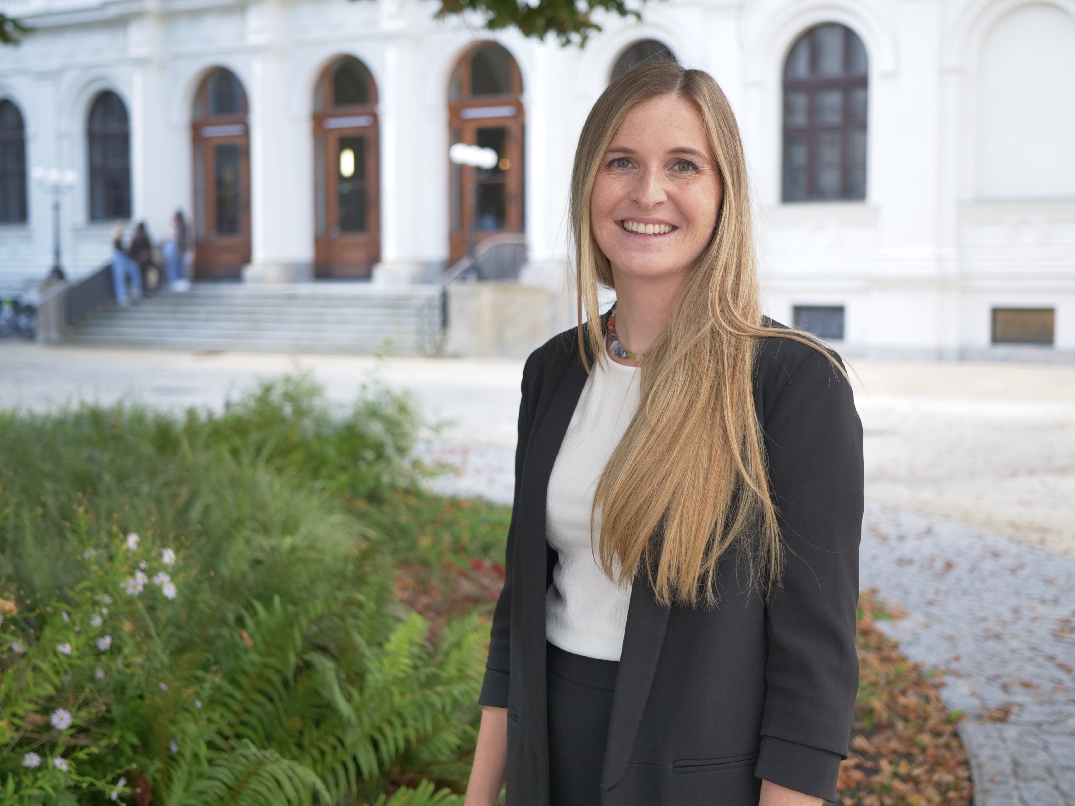 Lisa Seyfried im Innenhof der Universität Graz