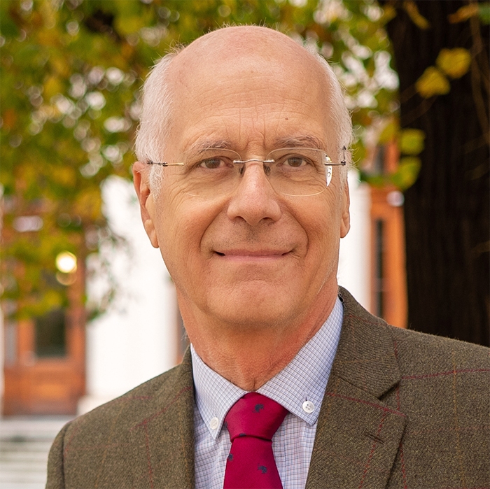 Helmut Tichy im Portraitfoto im Innenhof der Universität Graz
