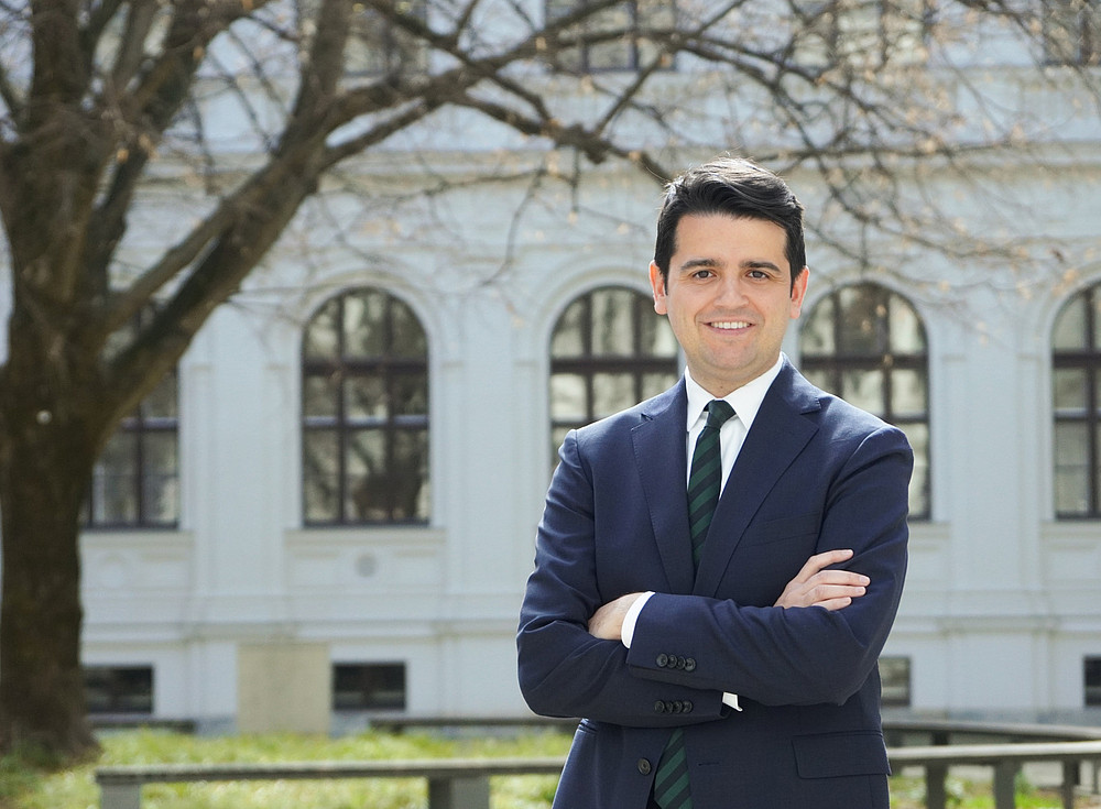 Alexander Wilfinger im Innenhof der Universität Graz. ©Uni Graz/Roland Radlinger