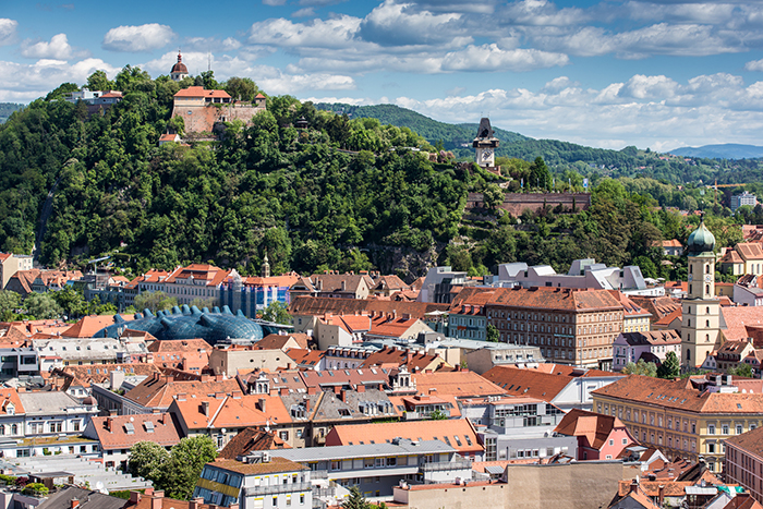 Blick über die Dächer von Graz auf den Schlossberg ©Harry Schiffer @Graz Tourismus