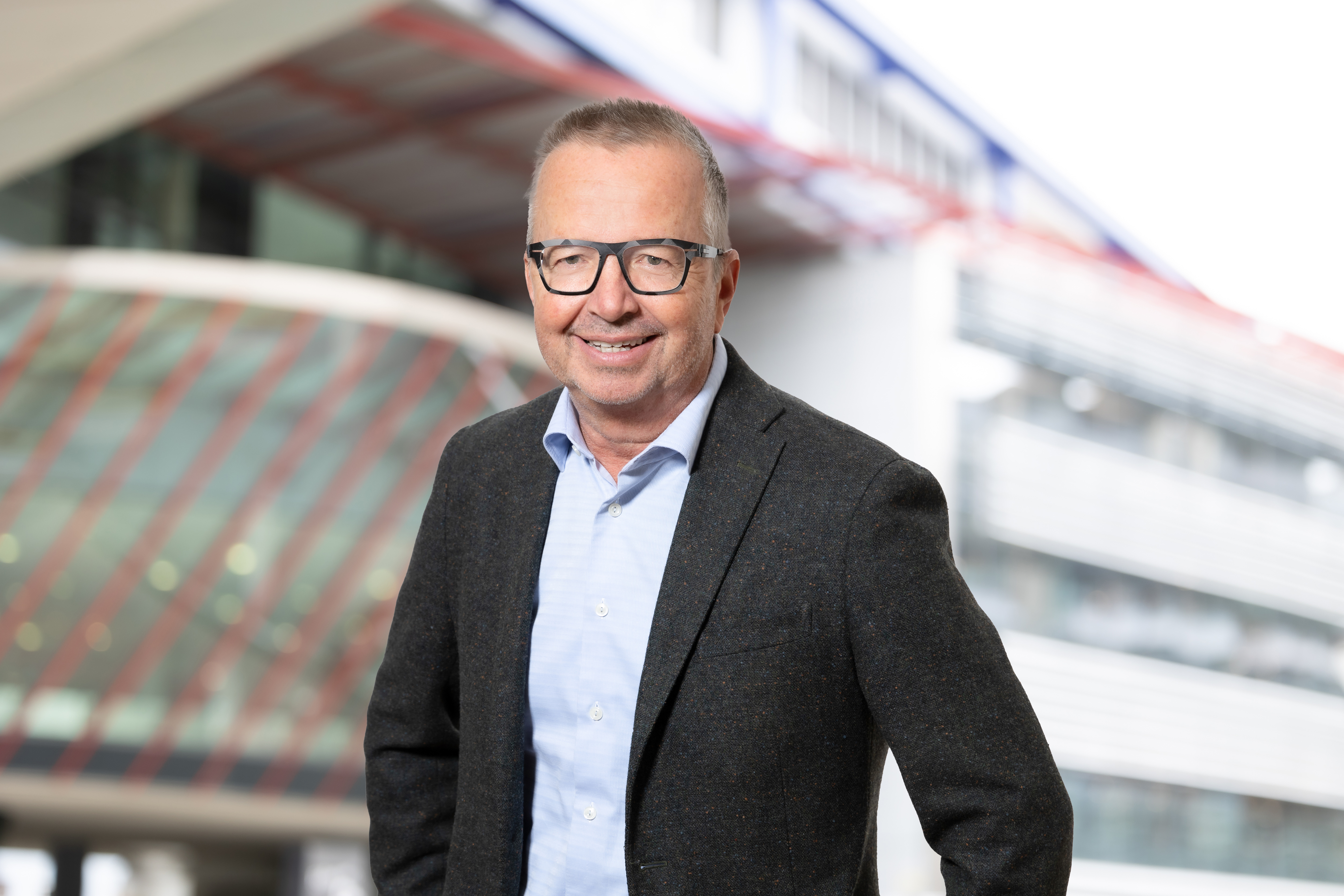 Porträtbild zeigt Prof. Dr. Josef Scheff