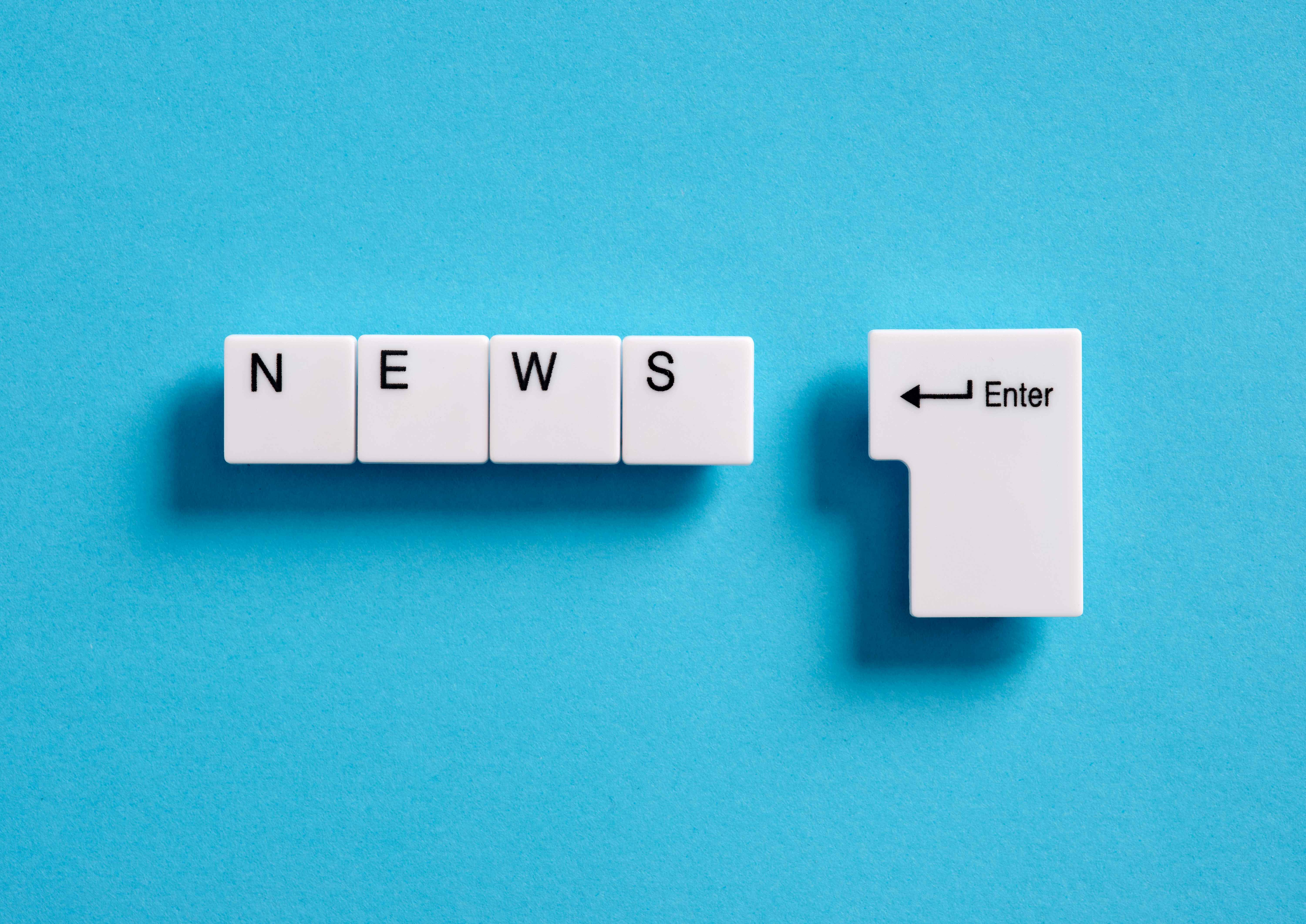 Auf blauen Untergrund liegen Tastaturteile mit der Aufschrift NEWS und Enter ©Cagkan - stock.adobe.com 