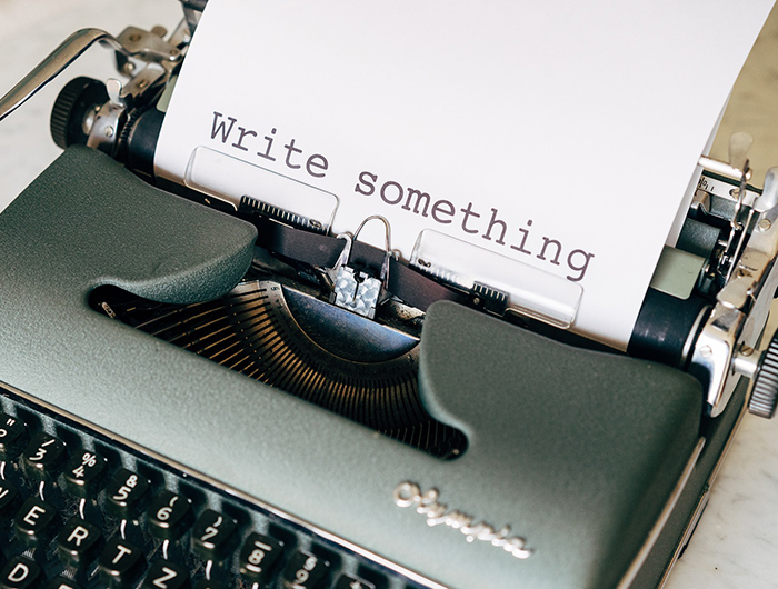 Fotografie einer alten Schreibmaschine auf der "write something" geschrieben steht ©viarami - pixabay.com