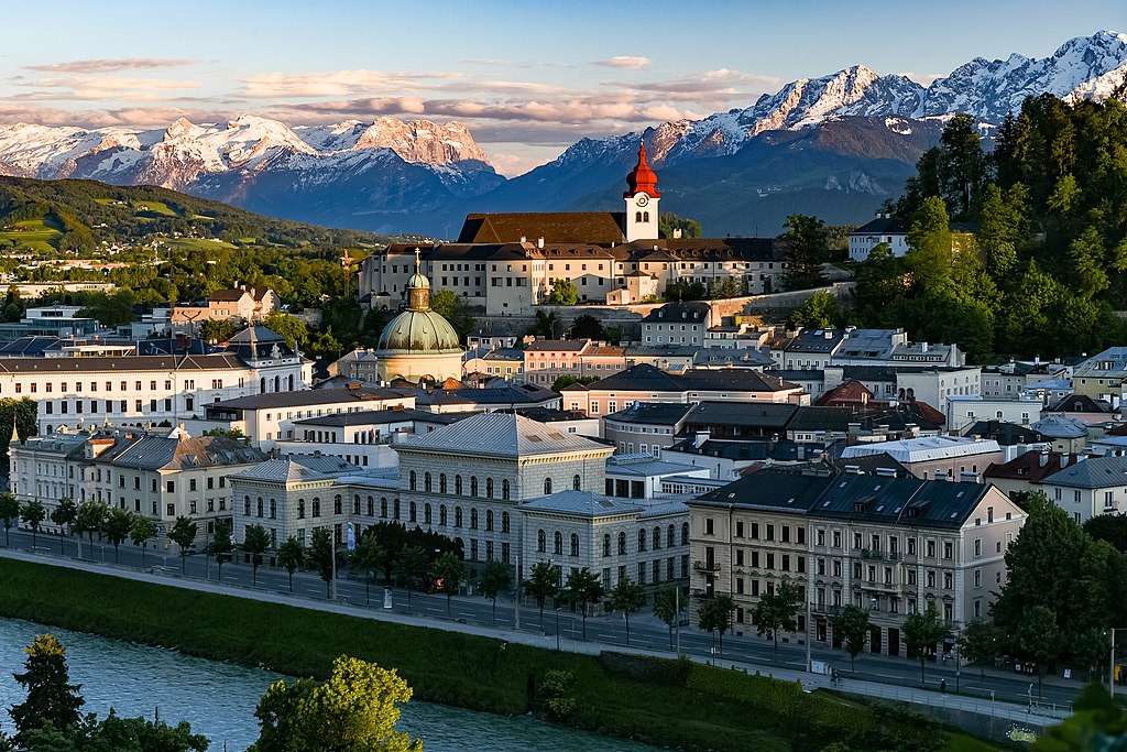 Panoramabild von Salzburg, im Hintergrund schneebedeckte Berge ©Jorge Franganillo