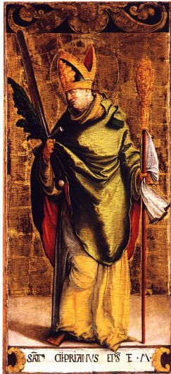 Cyprian in goldenes Priestergewand mit einem Bischofsstab in der Hand 